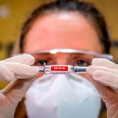 Vacina contra COVID-19 testada pelo Butantan é segura para idosos, mas resposta imune é um pouco menor - Enfermeira no Brasil manipula uma vacina em teste da empresa chinesa Sinovac Biotech. Os ensaios clÃ­nicos estÃ£o sendo feitos no PaÃ­s. Foto: Silvio Avila/AFP/Getty Images