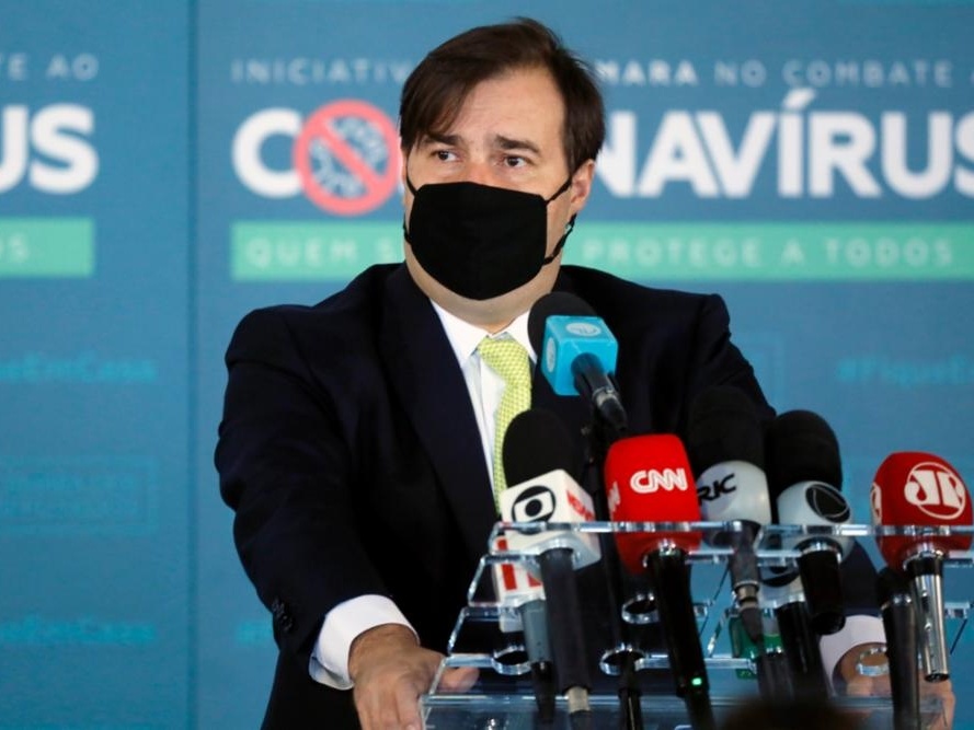 Irresponsabilidade tem limite, diz Maia ao criticar "atraso" em vacinação