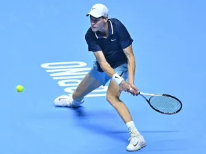 Sinner domina Medvedev e vai invicto à semifinal