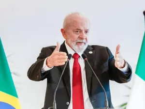 Lula está sob cuidados semi-intensivos e se locomove normalmente, diz boletim médico