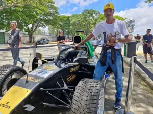 Após viralizar, brasileiro expõe em Interlagos carro de F1 que construiu em sua própria casa