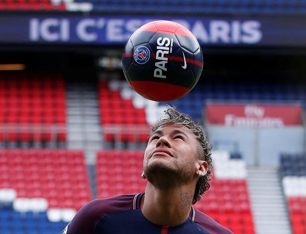 Neymar faz embaixadinha na apresentação - Christian Hartmann/Reuters 
