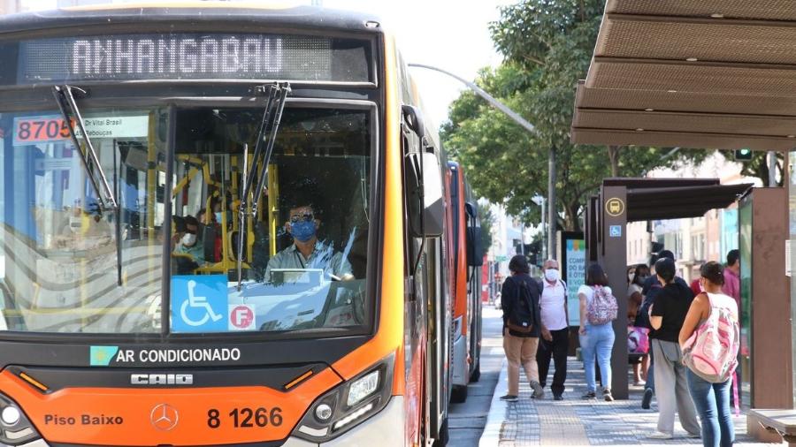 Usuários de transporte público e motoristas de ônibus usam máscaras de proteção contra covid-19 na rua da Consolação - Agência Brasil