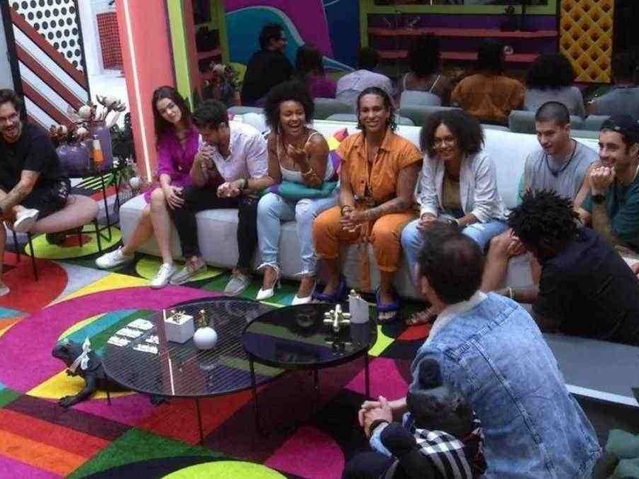 Arthur, Eli, Gustavo e Lina fazem suas defesas para paredão falso