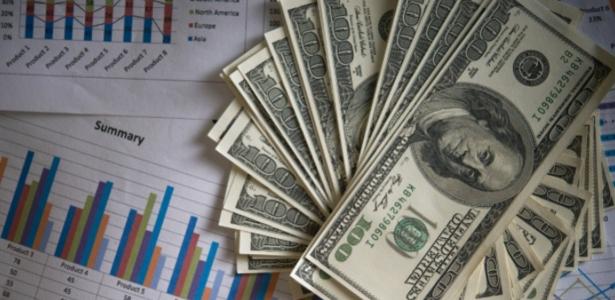 Dólar abre em baixa, a R$ 4,91, com balanços no Brasil e petróleo no radar