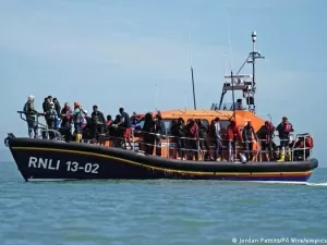 Reino Unido começa a deter migrantes que serão deportados para Ruanda