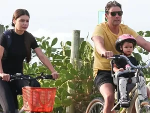 Bruno De Luca encanta ao surgir com a filha em passeio de bike