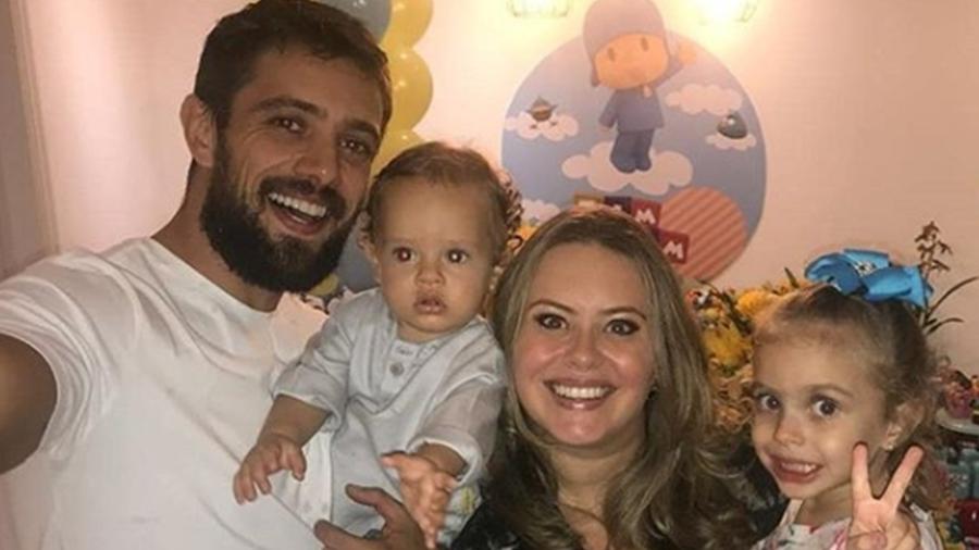Rafael Cardoso, Mariana Bridi e suas duas filhas - Reprodução/ Instagram