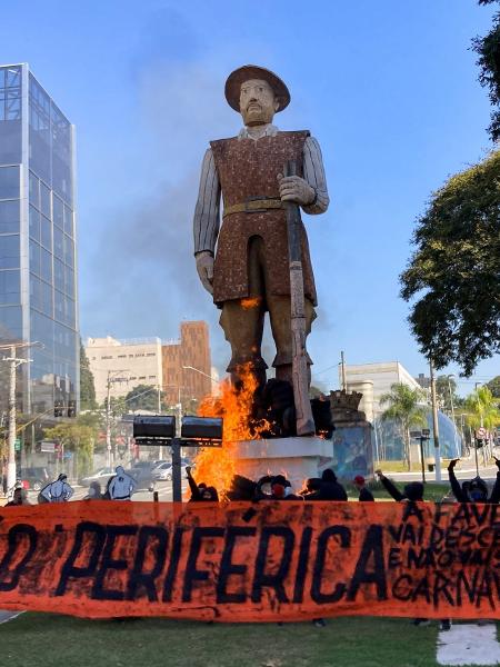 A estátua do bandeirante Borba Gato, em São Paulo, é incendiada em protesto - GABRIEL SCHLICKMANN/ISHOOT/ESTADÃO CONTEÚDO - GABRIEL SCHLICKMANN/ISHOOT/ESTADÃO CONTEÚDO