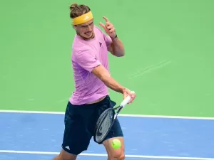 Primeiro a alcançar 50 vitórias no ano, Zverev passa bem pela estreia