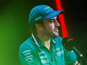 Alonso retornaria ao Dakar em vez da Indy 500, mas tem terceiro título da F1 como "única prioridade"