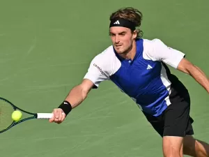 Tsitsipas vence bem e faz 14º duelo com Medvedev