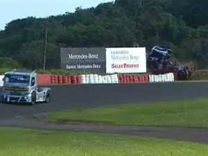 VÍDEO: Piloto da Copa Truck bate e cai em barranco em Tarumã