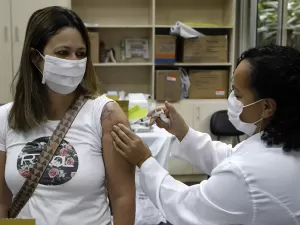 'Medo' e 'desconfiança': 11 milhões não se vacinaram contra covid no Brasil