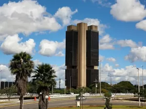 Debate econômico está esquecendo de discutir o principal, avalia Belluzzo 