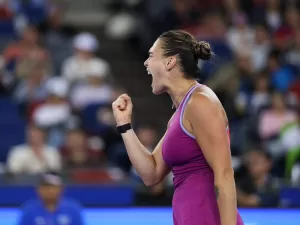 Sabalenka volta a bater Zheng e comemora tricampeonato inédito