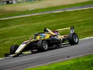 F4 Brasil: Zucchini 'passeia' em Goiânia e vence corrida 2