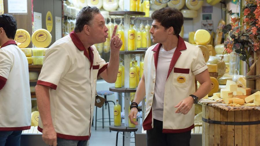 Oxente (Ernani Moraes) repreendendo Antônio Júnior (Miguel Coelho) em Amor Sem Igual (Foto: Blad Meneghel/Record TV) - Blad Meneghel/Record TV