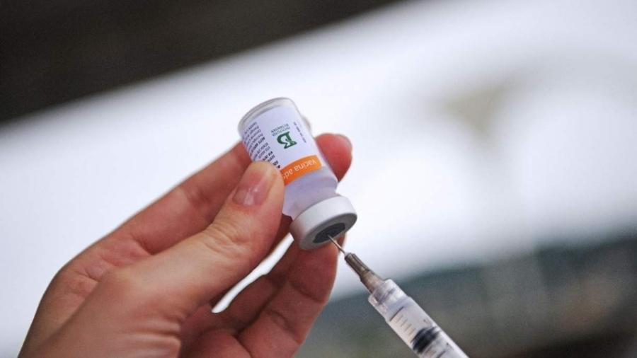Saúde libera utilização de vacinas reservadas para aplicação da 2ª dose - CARL DE SOUZA / AFP                            