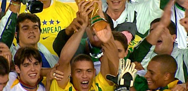 Ronaldo, autor dos dois gols na final, ergue a Copa do Mundo de 2002