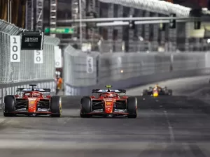 VÍDEO F1: Veja ira de Leclerc contra Ferrari após ultrapassagem de Sainz