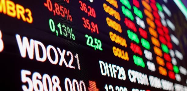 Dólar sobe com incerteza sobre juros nos EUA; Bolsa ronda estabilidade