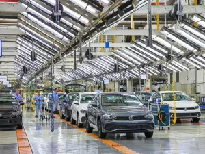 Antiga fábrica da Volkswagen retoma suas atividades, na Rússia