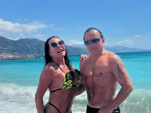 De fio-dental, Gretchen curte clima ensolarado na praia com o marido
