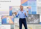 Federighi exalta Private Cloud Compute e revela 1ª obra do Image Playground, da Apple Intelligence - Craig Federighi com várias imagens da Apple Intelligence ao fundo