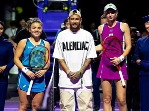 Neymar prestigia WTA Finals e faz sorteio entre Paolini e Rybakina