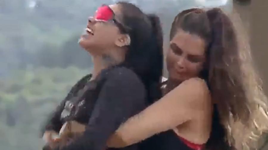MC Mirella e Luiza Ambiel durante briga com Raissa - Reprodução / Internet