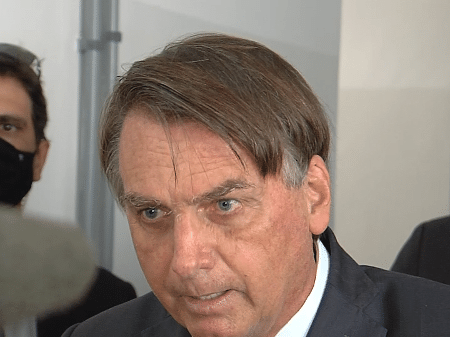 Bolsonaro durante coletiva de imprensa em Guaratinguetá: "Cala a boca. Vocês fazem um jornalismo canalha que não ajuda em nada".  - Reprodução/TV Band Vale