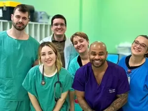 Ex-BBBs Amanda e Cezar Black trabalham juntos em hospital no Rio Grande do Sul