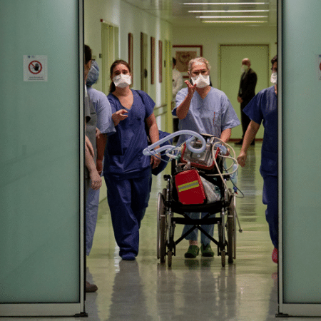 Hospital no Rio Grande do Sul vai usar container como necrotério para colocar pacientes mortos pela covid-19 - Getty Images 