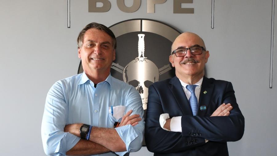 Em 2020, Milton Ribeiro posou com o presidente jair Bolsonaro junto ao logo do Bope - Reprodução/Twitter