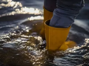 Quais os riscos para a saúde ao andar em enchentes e alagamentos?
