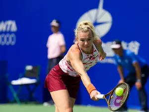 Siniakova avança em Wuhan e será a rival de estreia de Sabalenka