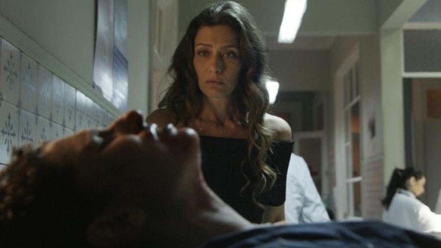 Joyce (Maria Fernanda Cândido) sofre ao ver Ivan (Carol Duarte) hospitalizado (Reprodução / Globo) - Reprodução / Internet