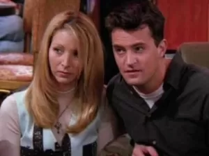 Lisa Kudrow decide reassistir as temporadas de 'Friends' em homenagem a Matthew Perry