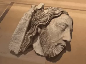 Cabeça de Jesus Cristo é encontrada na catedral de Notre-Dame