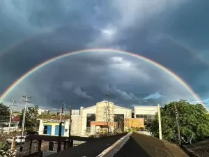 Veja imagens incríveis de um arco-íris duplo formado no céu do RS