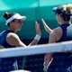 Stefani e Dabrowski dominam a estreia em T&oacute;quio e vencem a 13&ordf; seguida