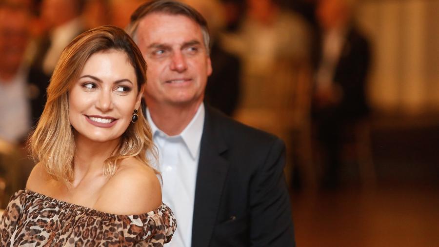 Jair e Michelle Bolsonaro - Por mais de um ano, Jair Bolsonaro tentou usar cargo para que Michelle trouxesse joias de R$ 16 milhões sem declarar seu valor à alfândega. Foto: Isac Nóbrega/PR