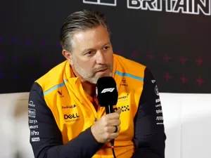 F1 - Aproximação de Mercedes começa a despertar dor de cabeça na McLaren