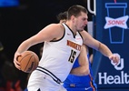 NBA: Jokic trava duelo contra Chet Holmgren durante vitória dos Nuggets - Getty Images