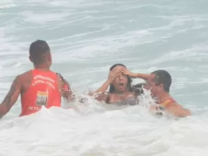 FOTOS: Mulher Melão mostra demais após quase se afogar em praia do Rio de Janeiro