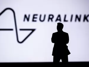 Neuralink: Elon Musk sugere chips cerebrais para alívio de dores