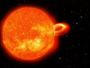 Sol lança jato de plasma superveloz - a Terra pode ser atingida?