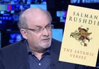 ‘Versos Satânicos’, do autor indiano Salman Rushdie, retorna às livrarias da Índia após 36 anos de proibição - Salman Rushdie, em entrevista à Sky News (reprodução YouTube)