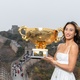 Zheng exibe o trof&eacute;u do WTA 1000 de Pequim na Muralha da China